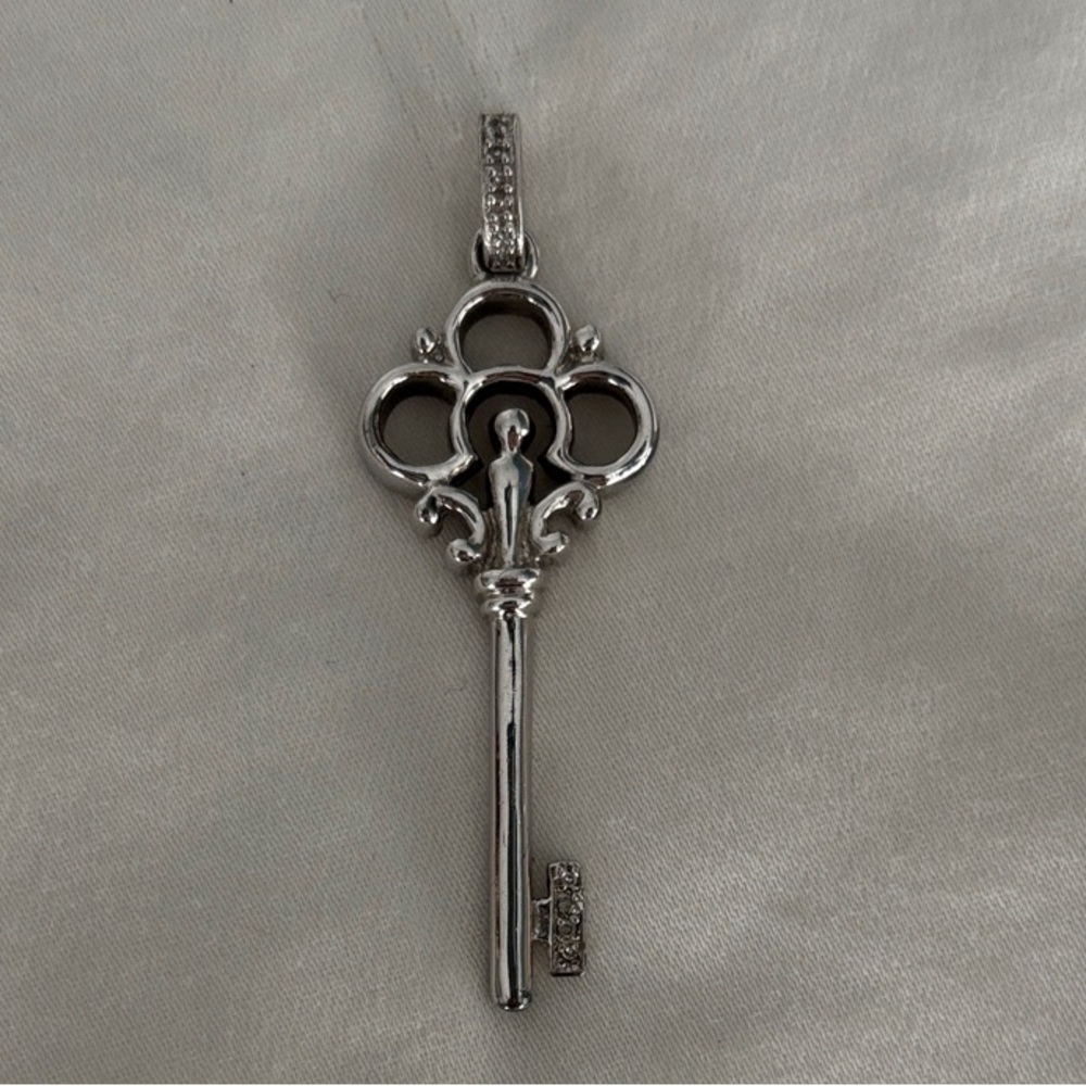 Elegant Silver Key Pendant Swarovski Crystals